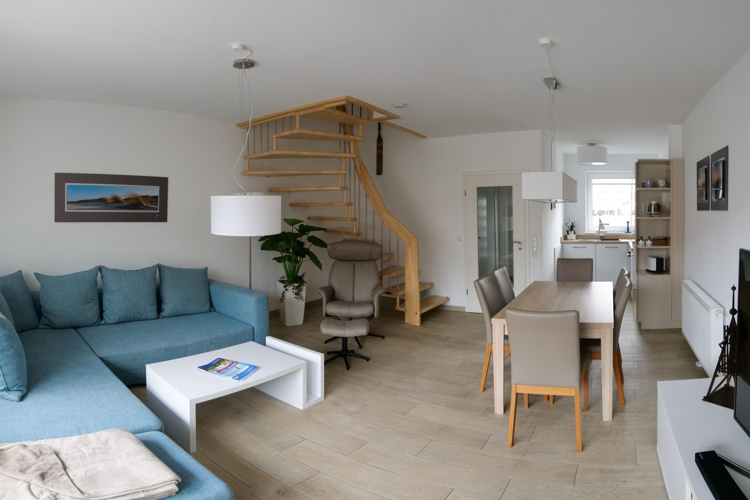 Sofa und Essbereich und offene Küche in Ferienhaus in Cuxhaven