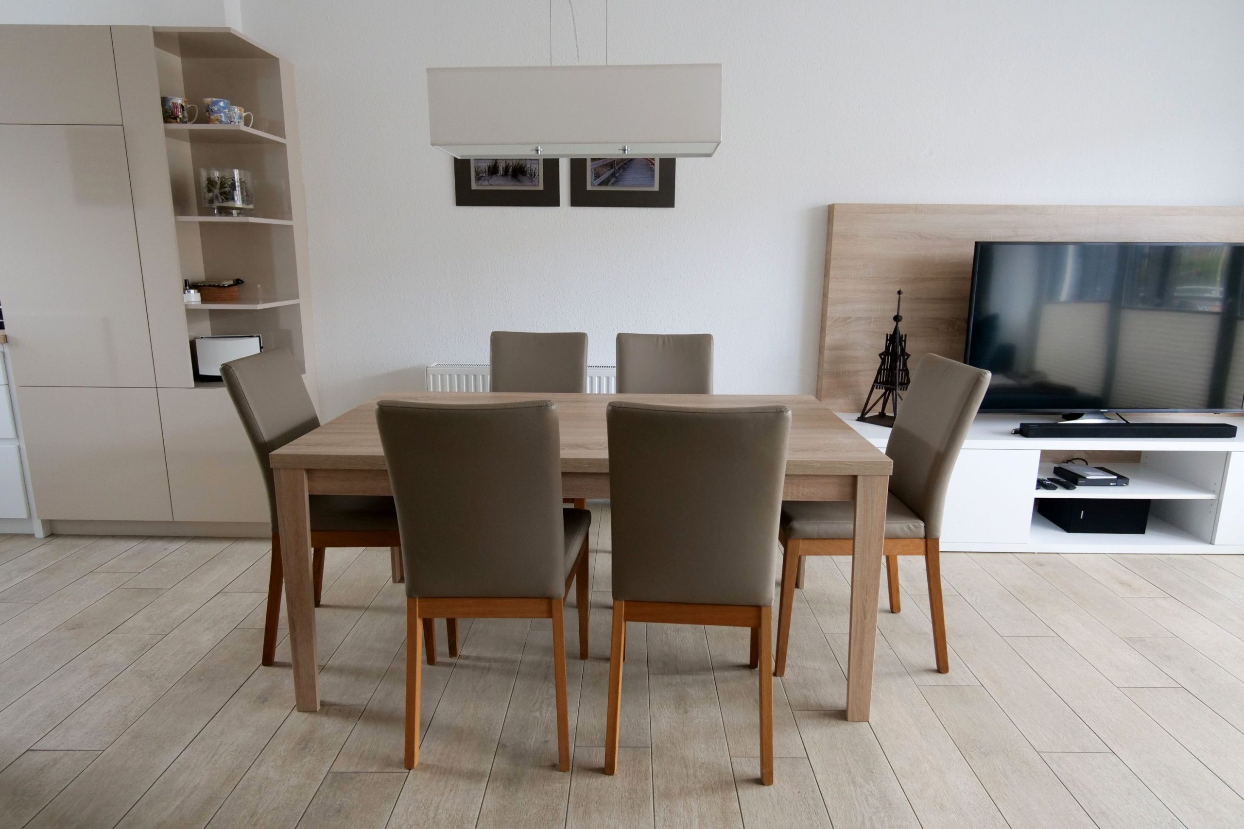 Fernseher und Esstisch in Ferienhaus in Cuxhaven