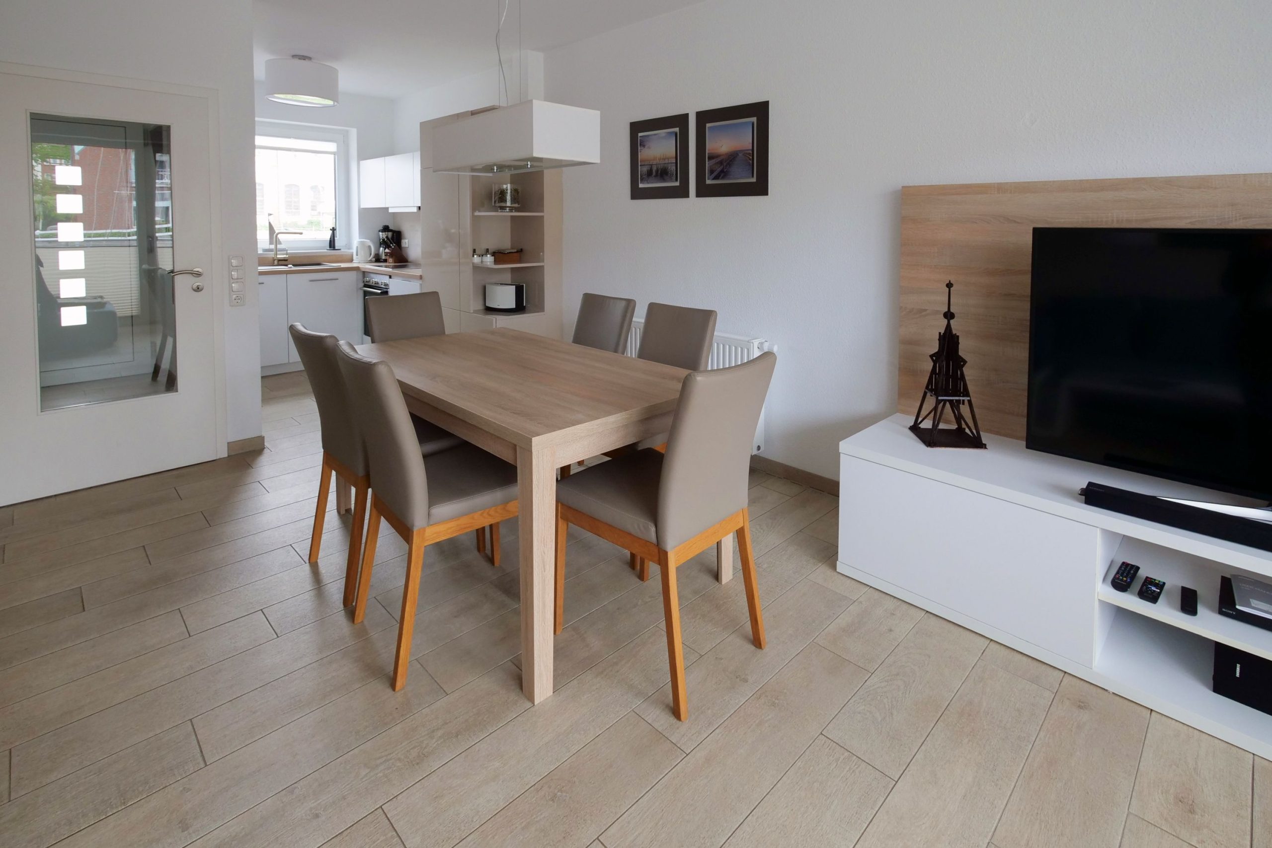 Esstisch und Fernseher in Ferienhaus in Cuxhaven