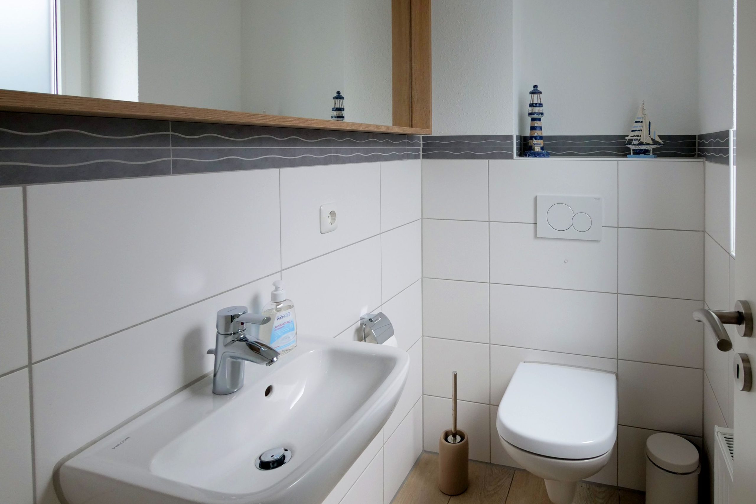 Badezimmer mit Spiegel in Ferienhaus in Cuxhaven