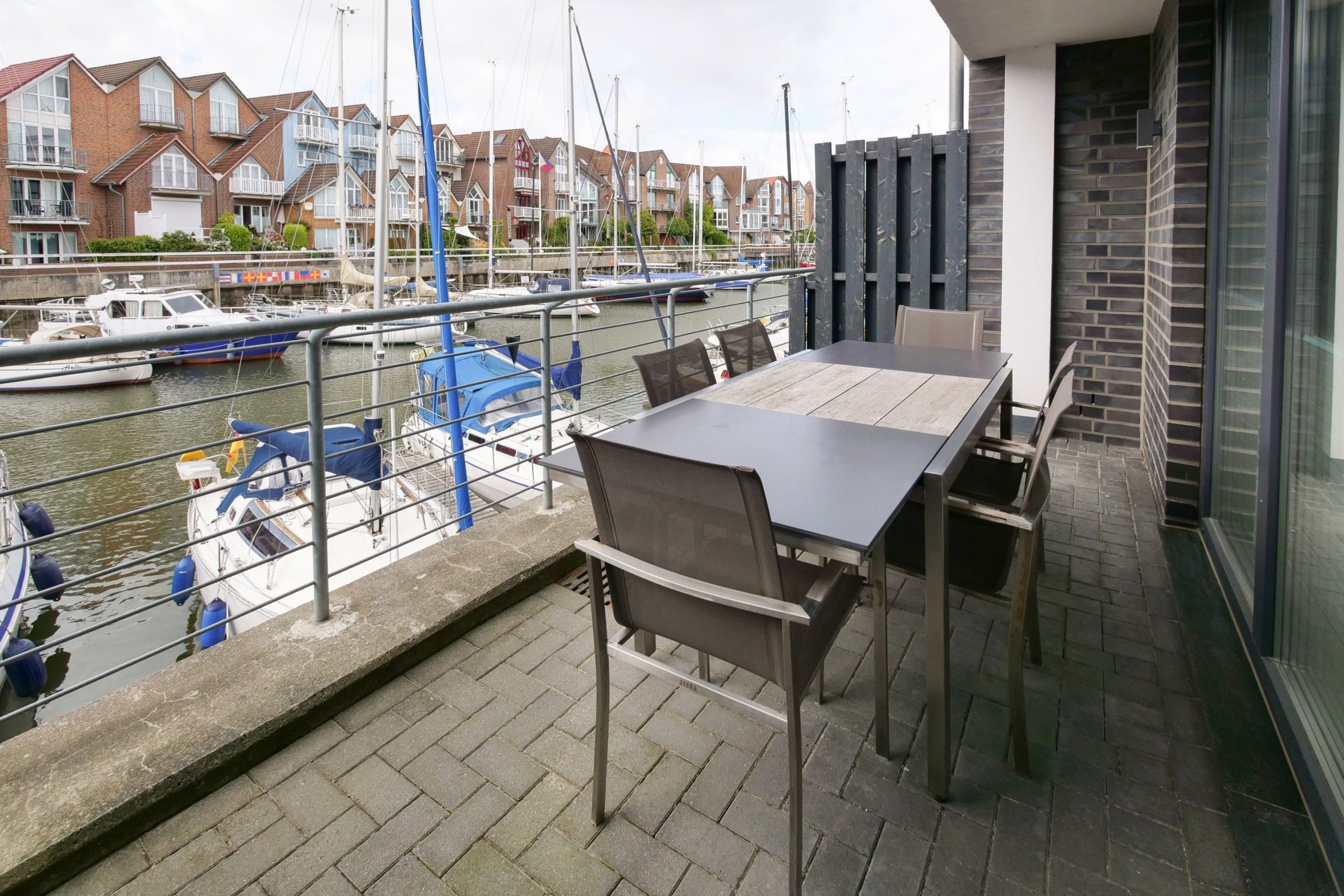 Balkon mit Tisch und Stühlen in Ferienhaus in Cuxhaven