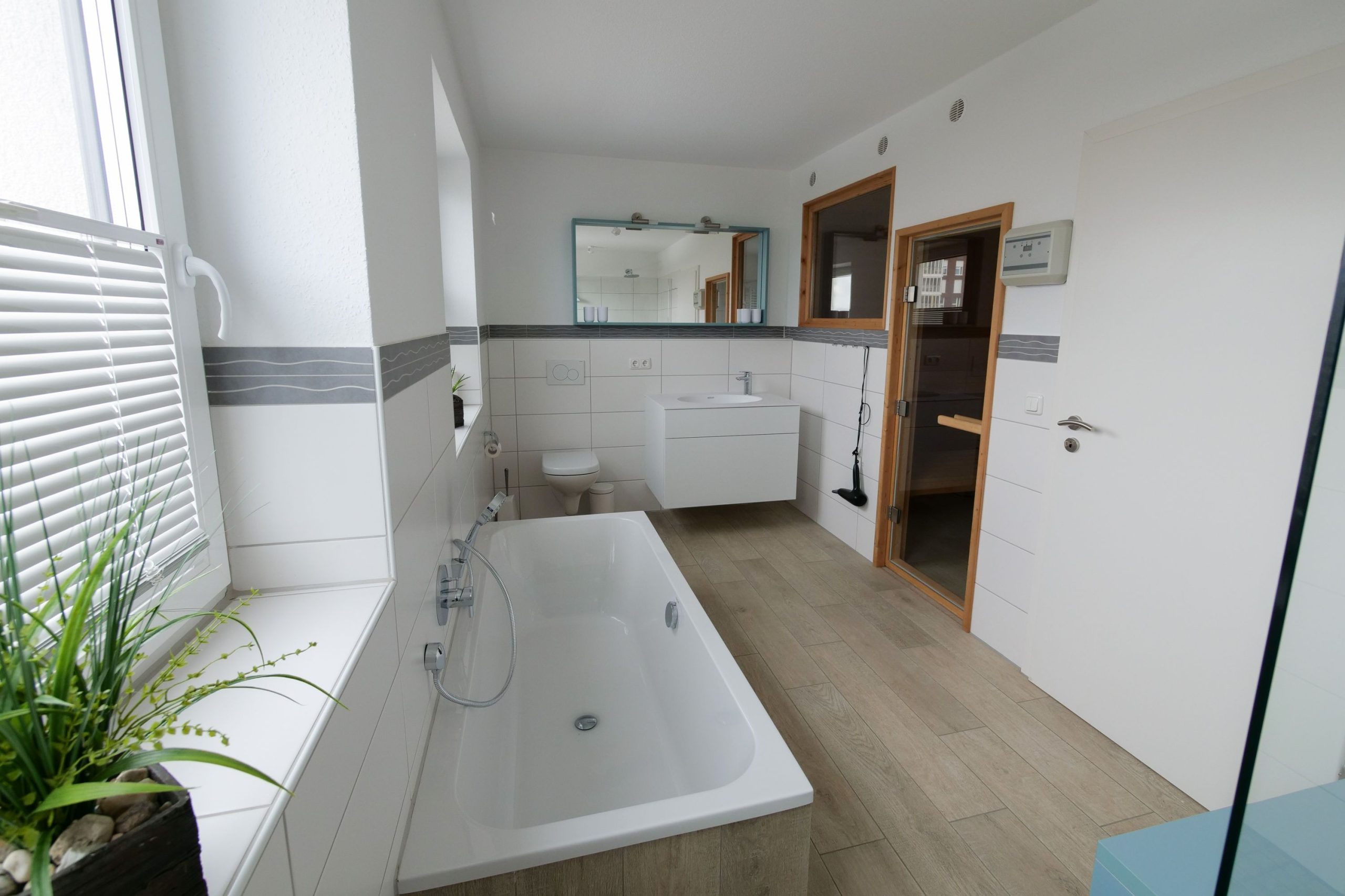 Badezimmer mit Badewanne und Sauna in Ferienhaus in Cuxhaven