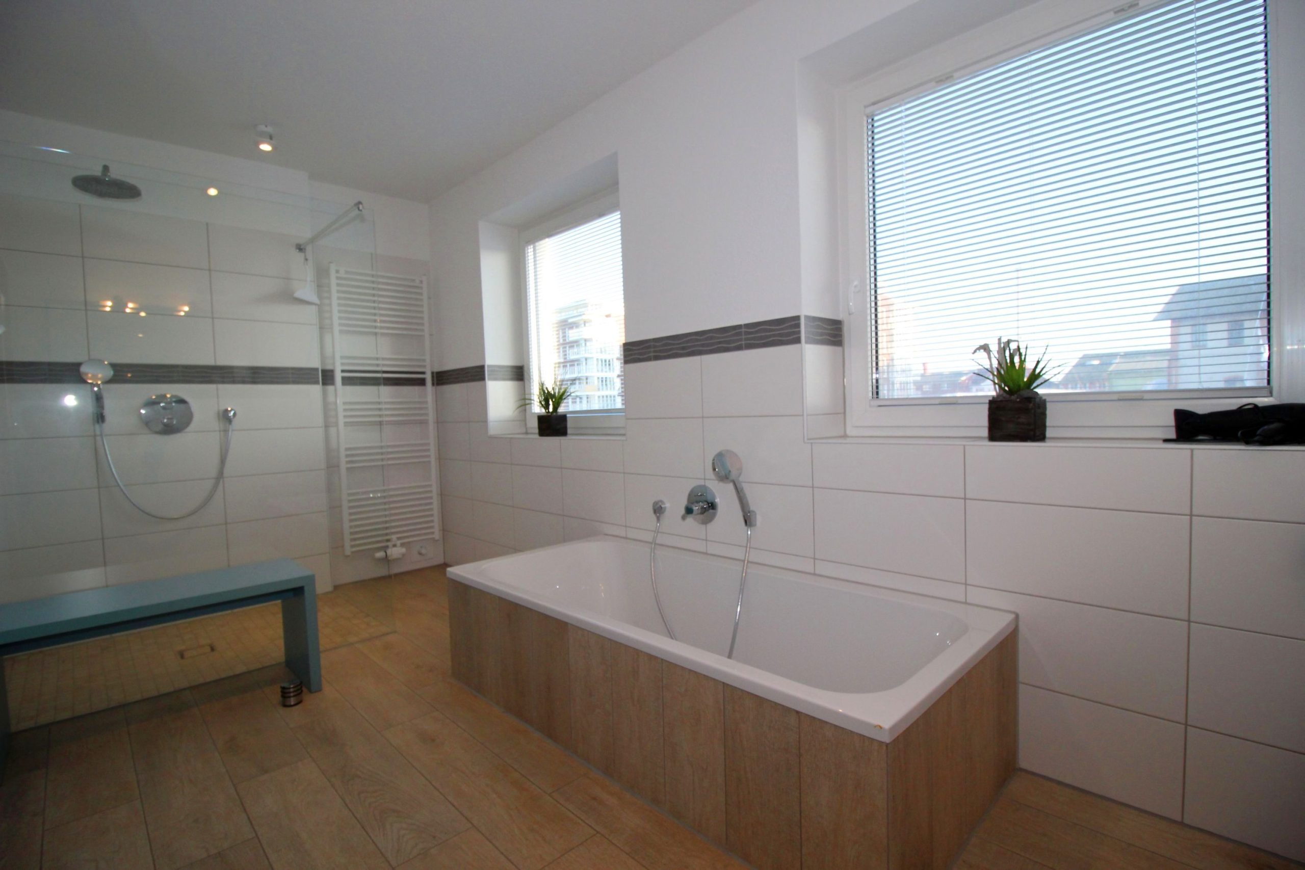 Badezimmer mit Badewanne und Regendusche in Ferienhaus in Cuxhaven