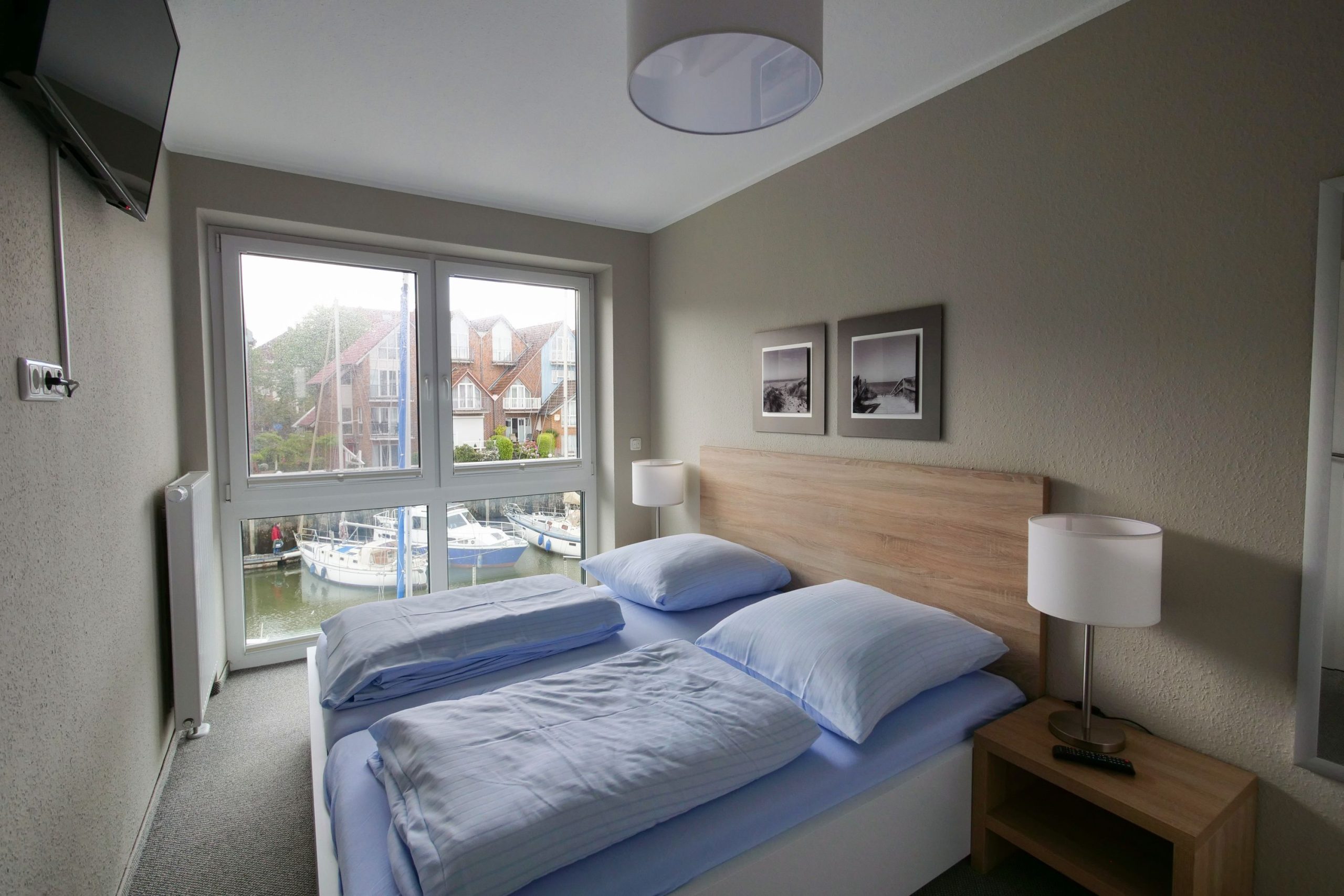 Doppelbett und Fernseher in Ferienhaus in Cuxhaven