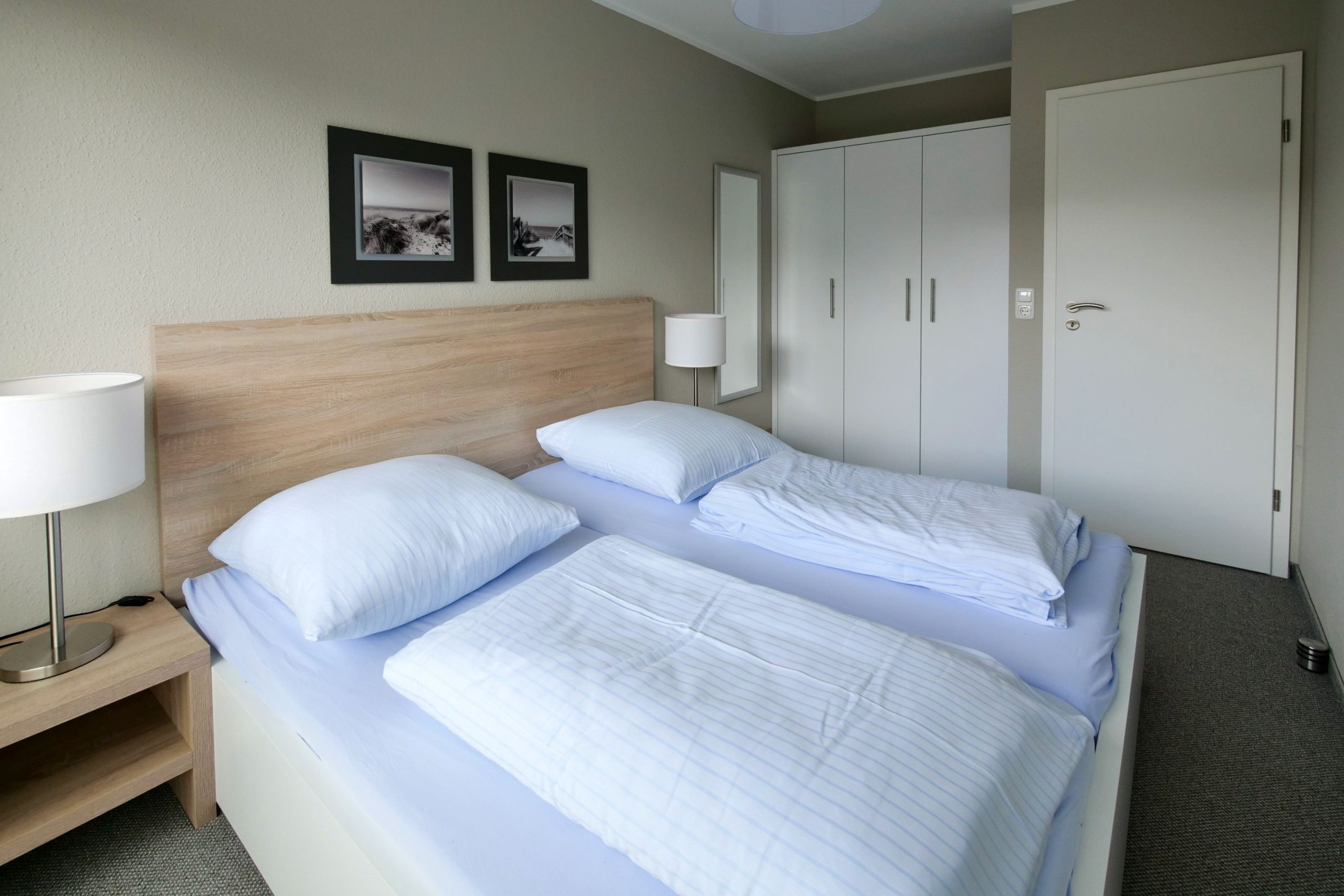Schlafzimmer mit Kleiderschrank und Doppelbett in Ferienhaus in Cuxhaven