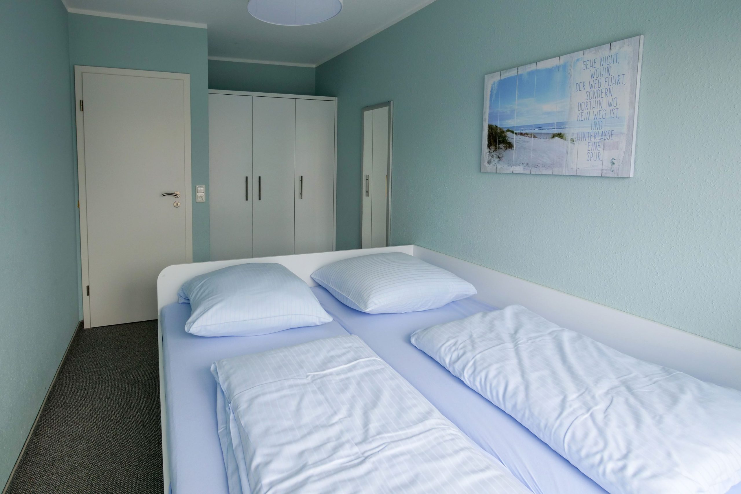Doppelbett und Kleiderschrank in Ferienhaus in Cuxhaven