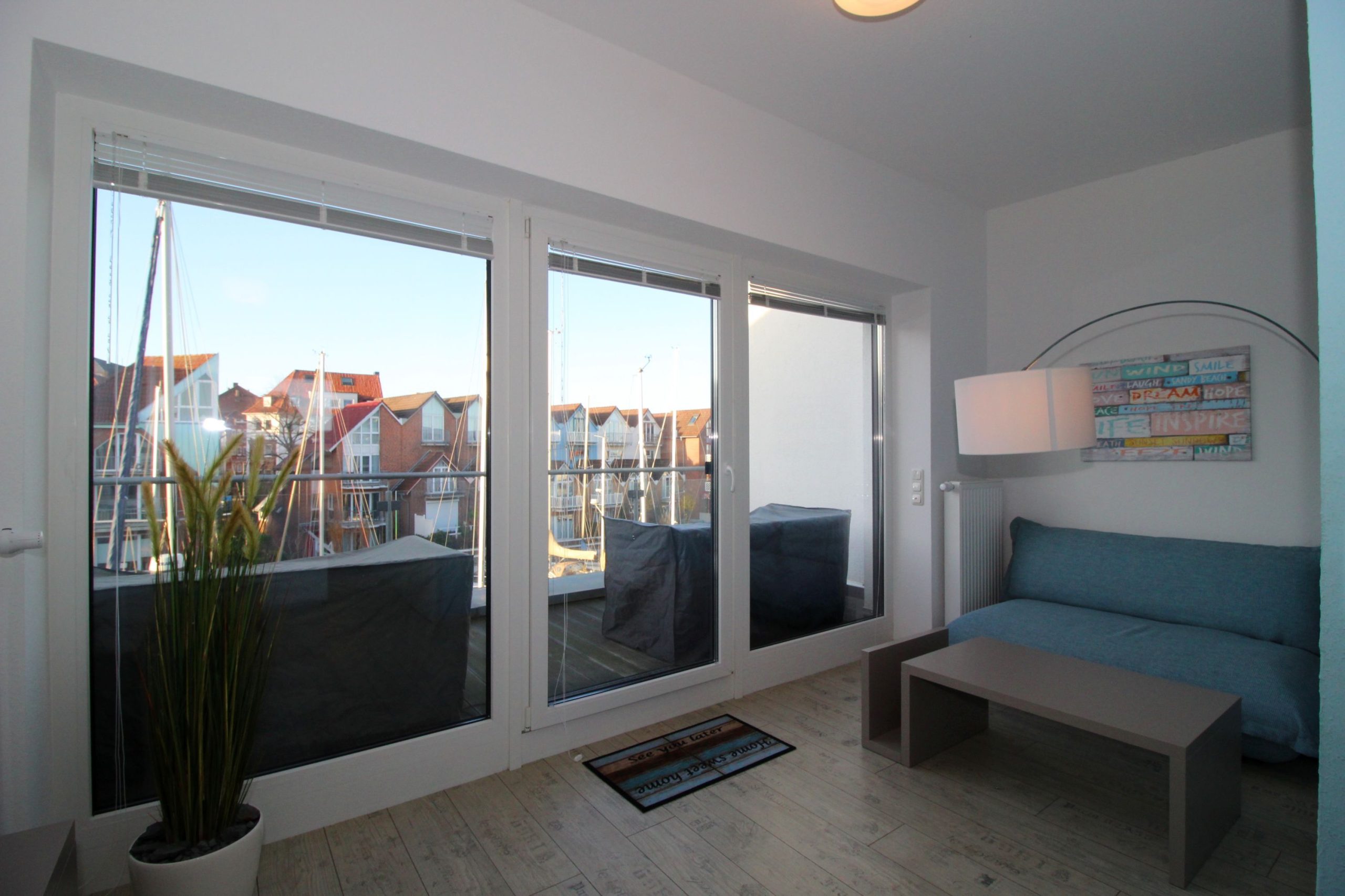 Wohnzimmer mit kleinem Sofa in Ferienhaus in Cuxhaven