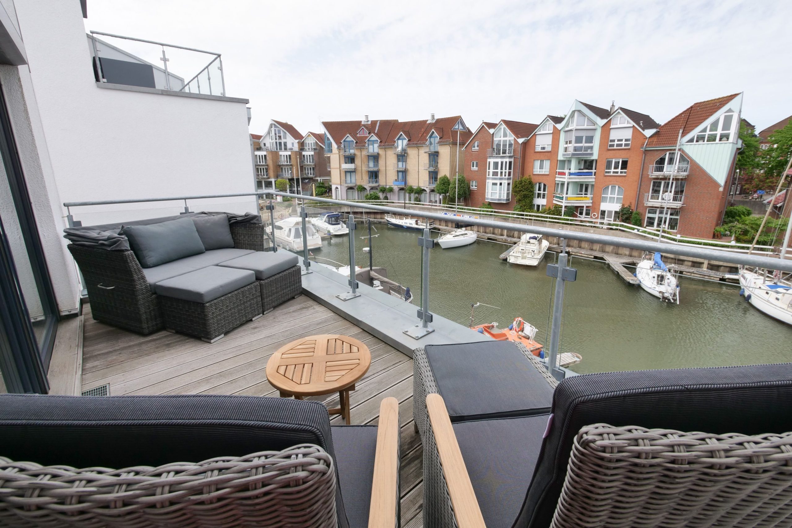 Balkon mit Sofa in Ferienhaus in Cuxhaven
