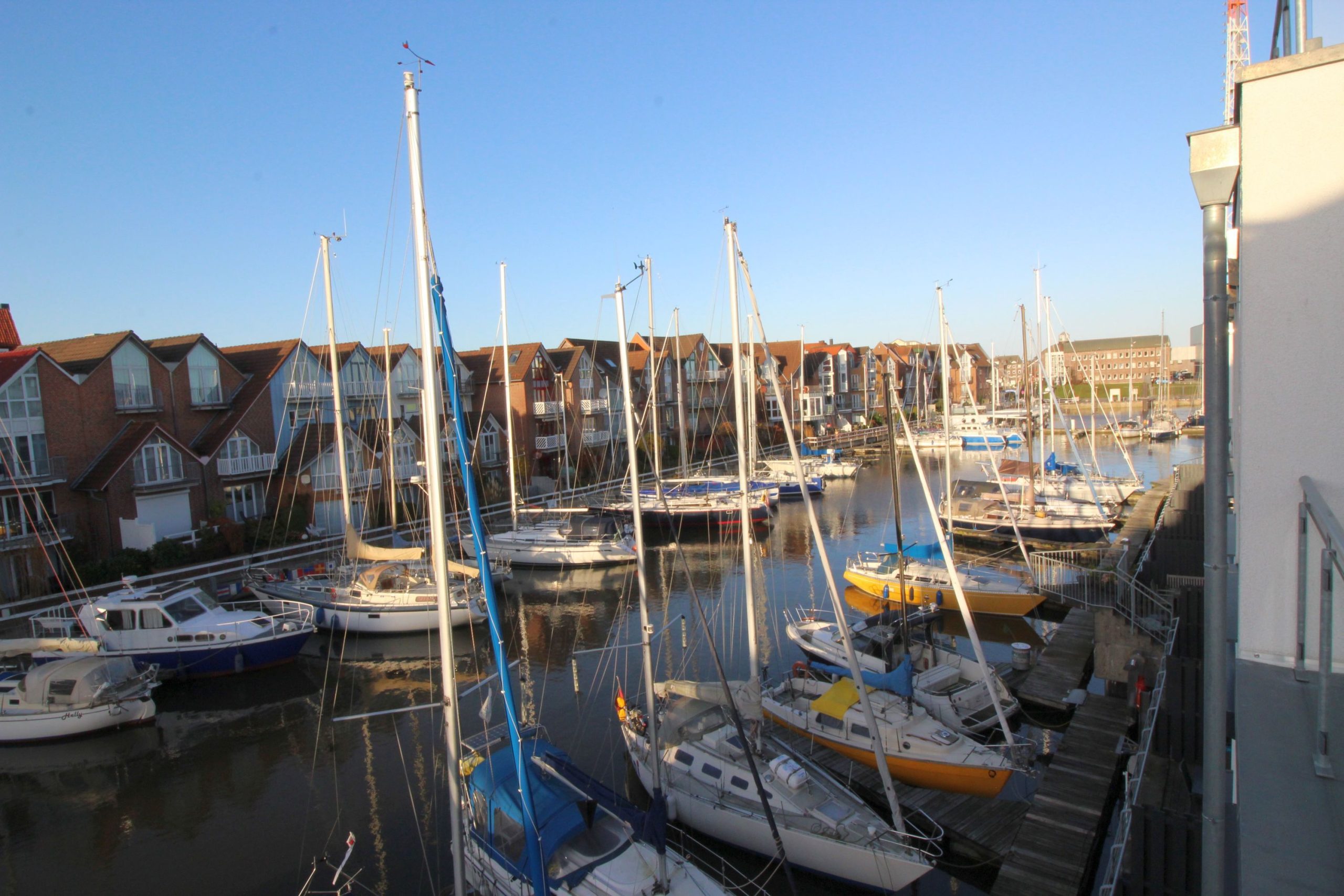 Boote vor Ferienhaus in Cuxhaven
