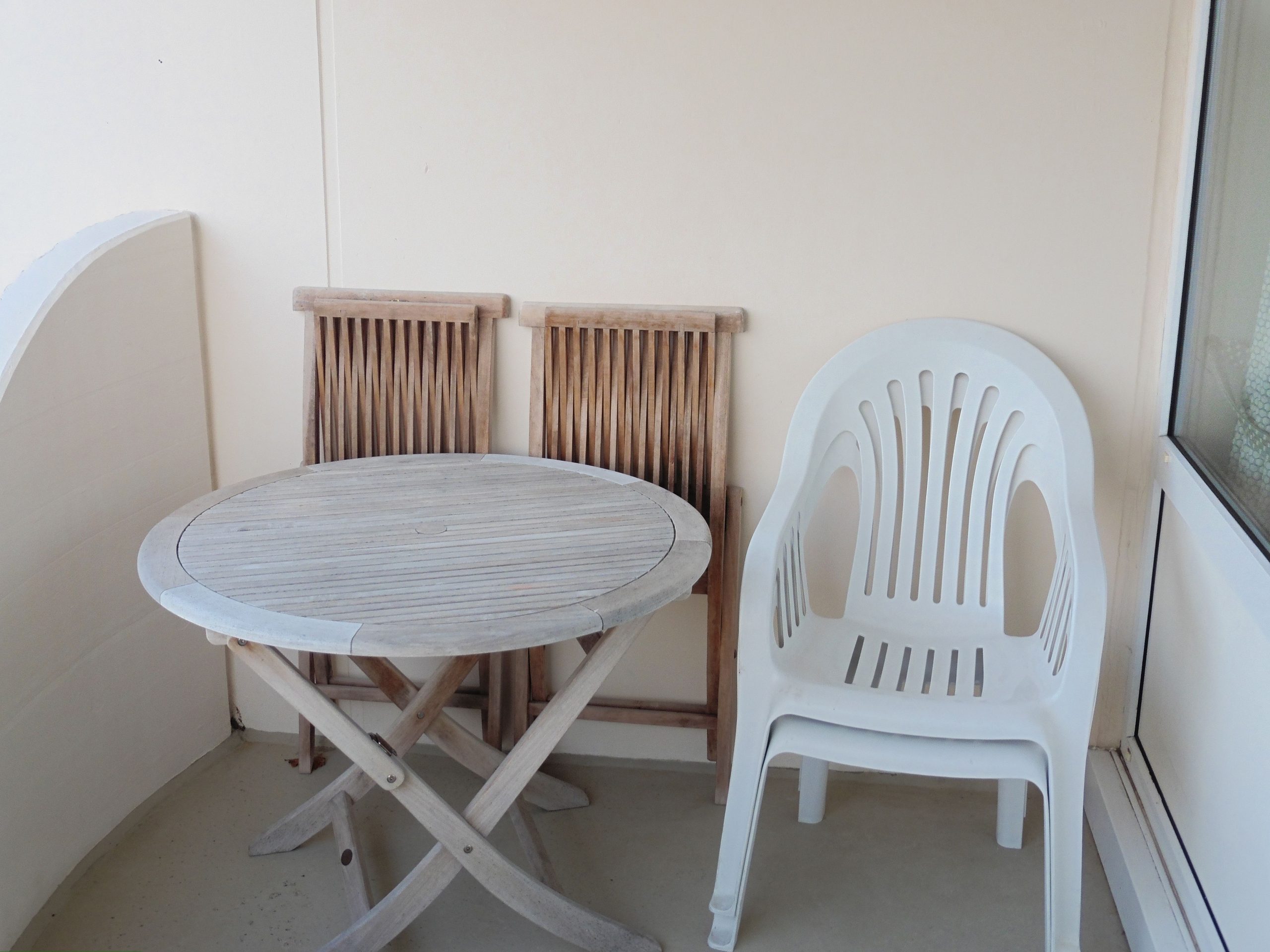 Balkon mit Tisch und Stühlen in Ferienwohnung in Cuxhaven