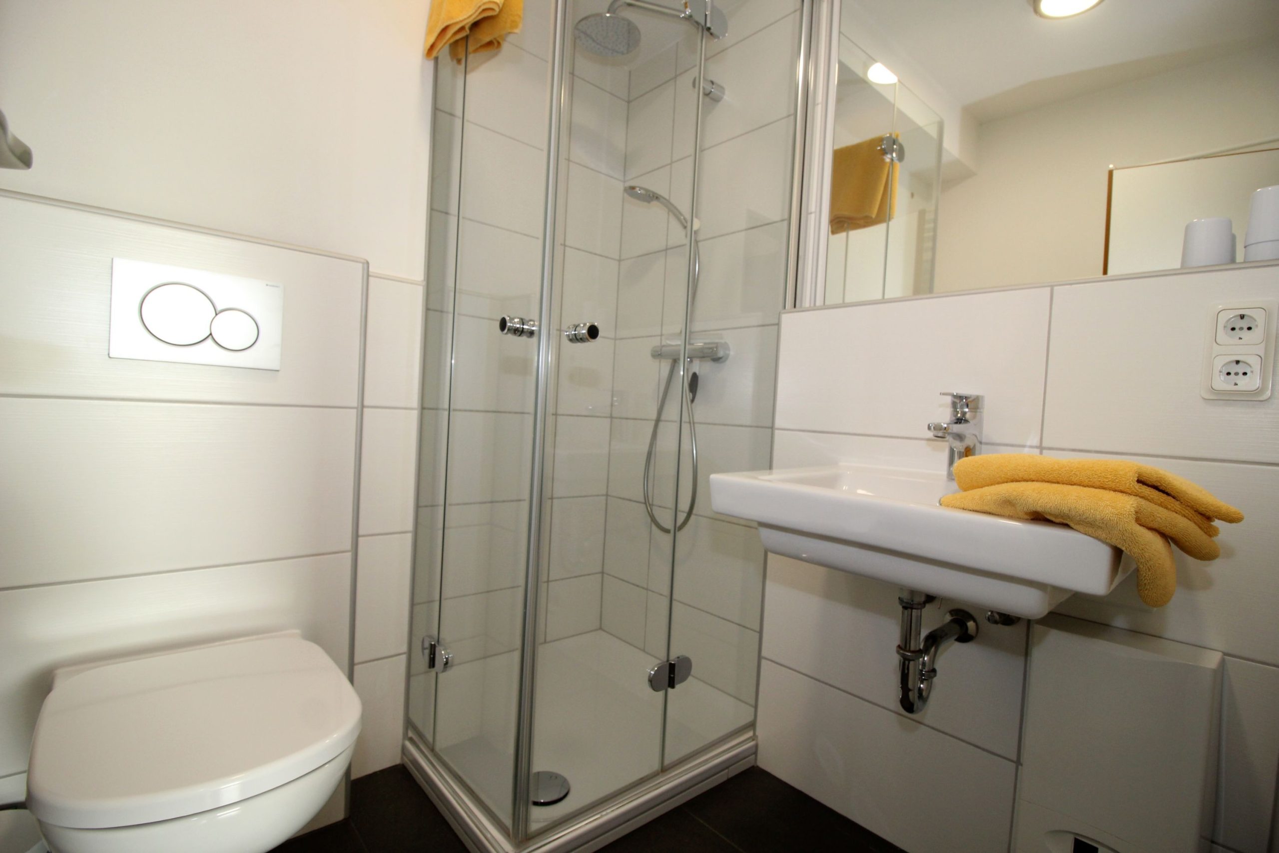 Badezimmer mit Dusche in Ferienwohnung in Cuxhaven