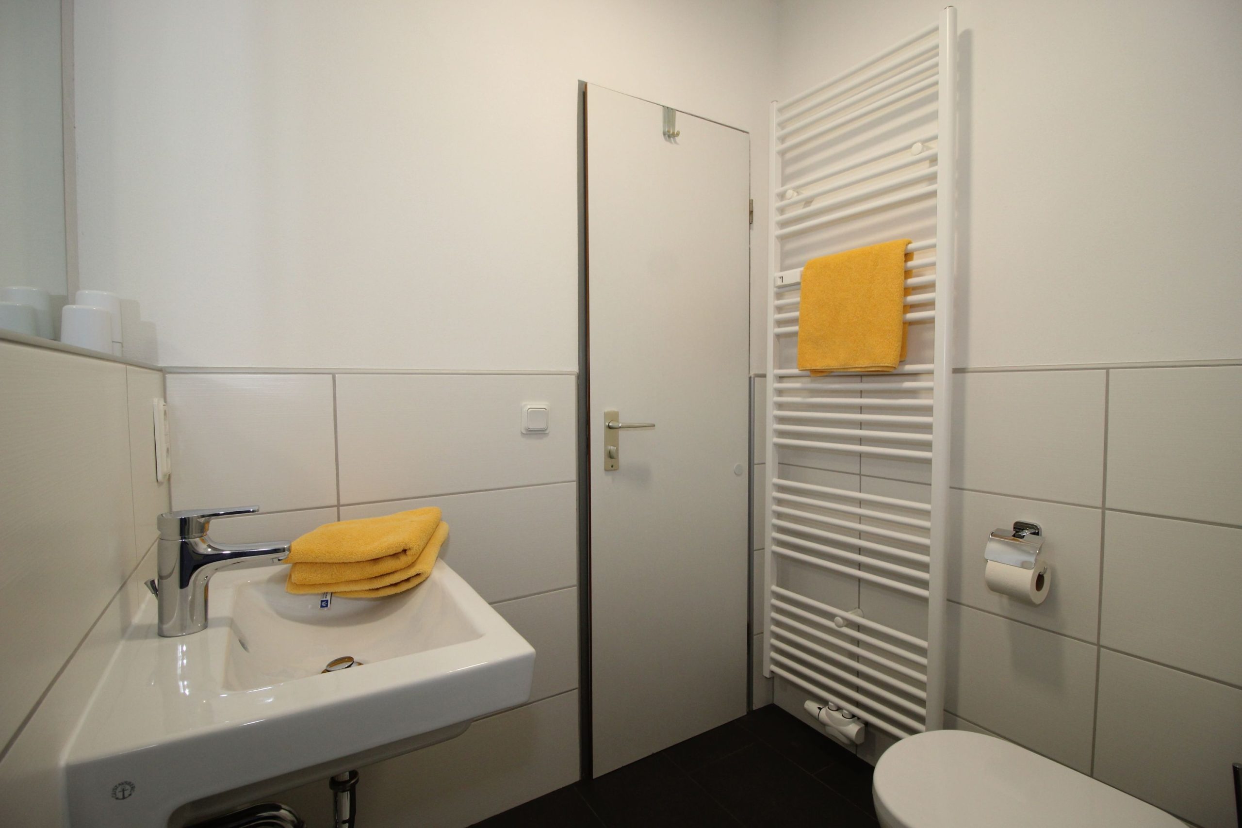 Badezimmer mit Spiegel in Ferienwohnung in Cuxhaven