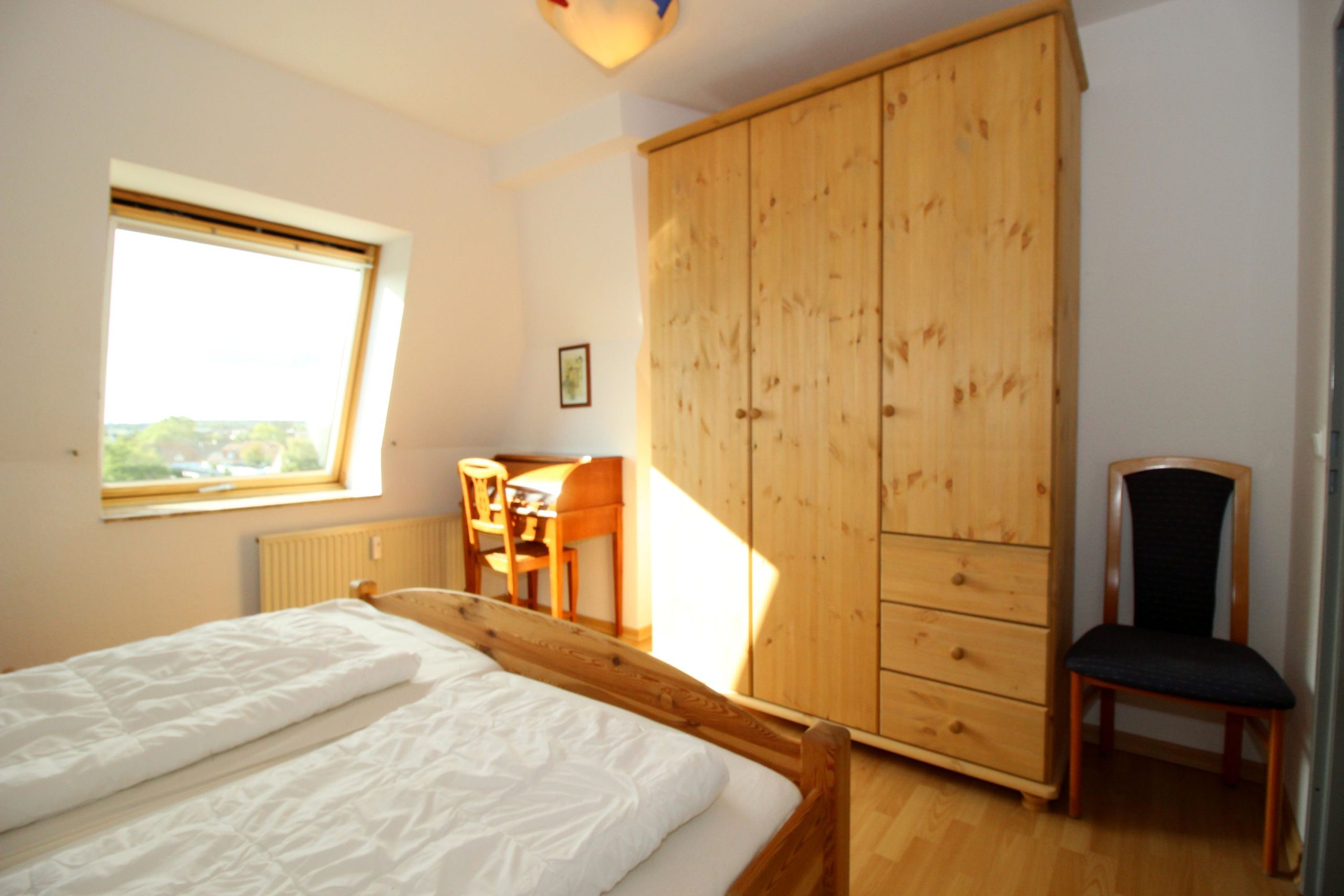 Schlafzimmer mit Doppelbett und Kleiderschrank in Ferienwohnung in Cuxhaven