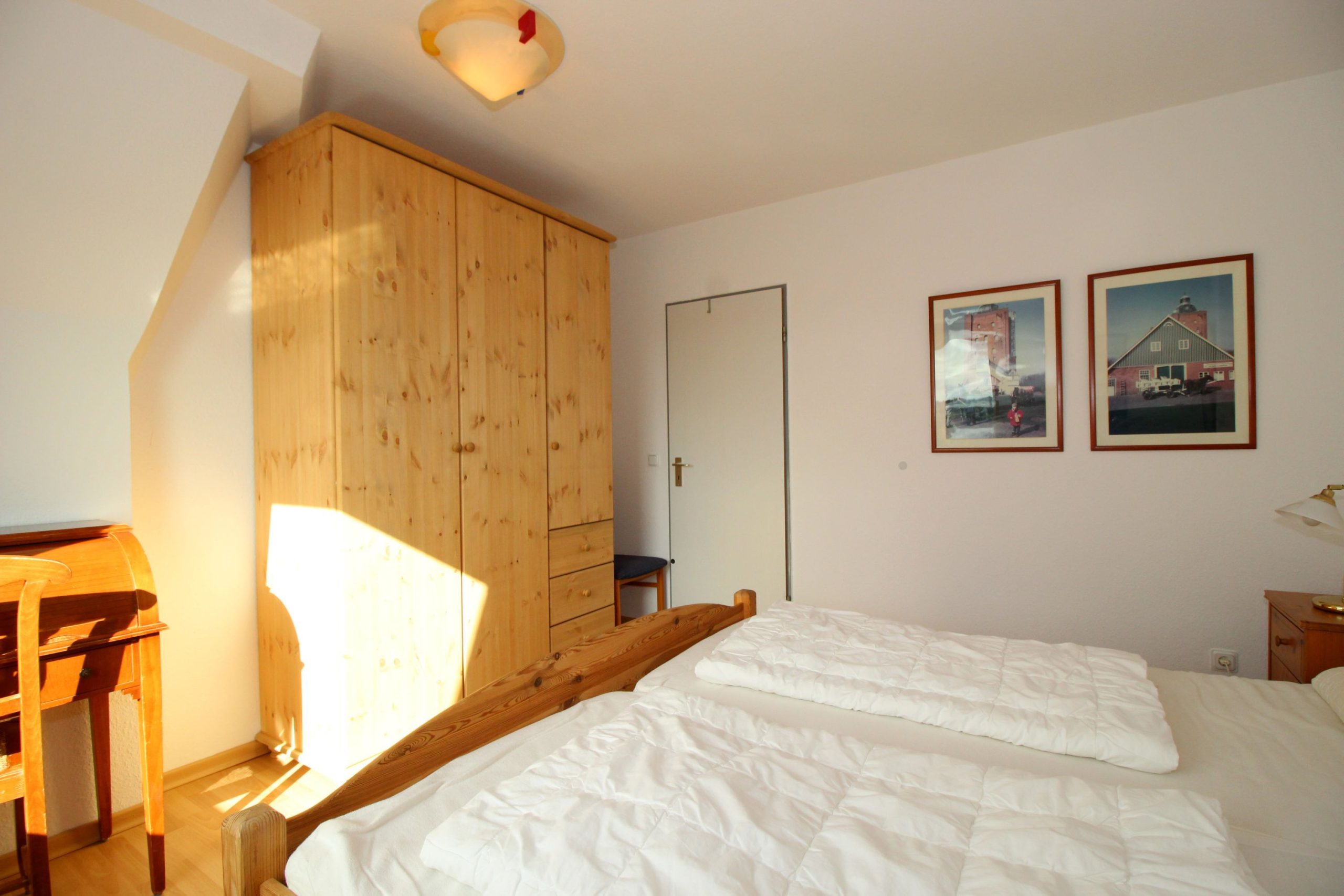 Schlafzimmer mit Doppelbett in Ferienwohnung in Cuxhaven