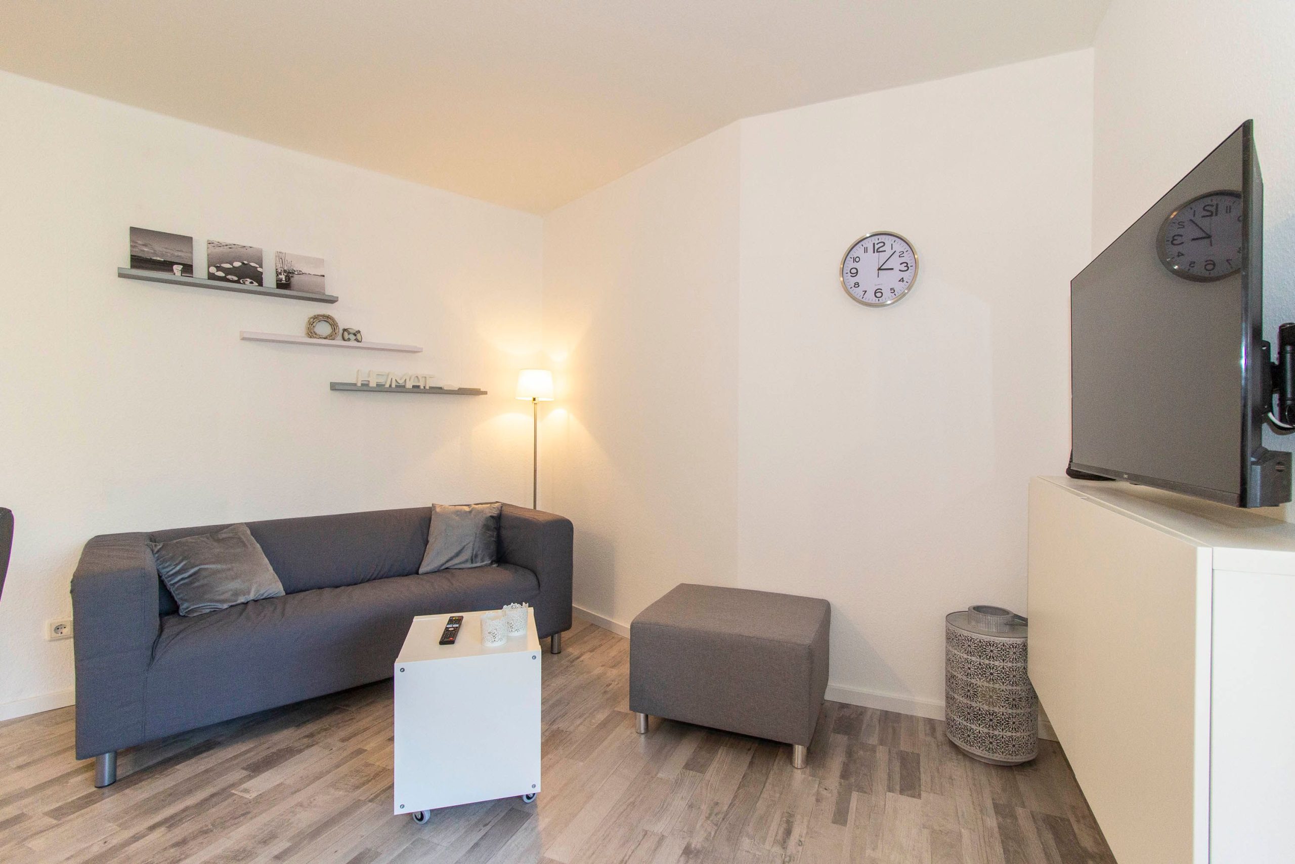 Fernseher und Sofa in Ferienwohnung in Cuxhaven
