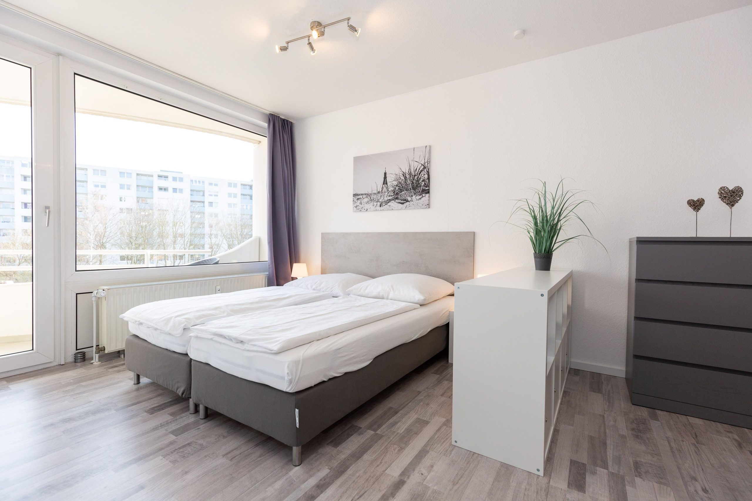 Doppelbett in Schlafzimmer in Ferienwohnung in Cuxhaven