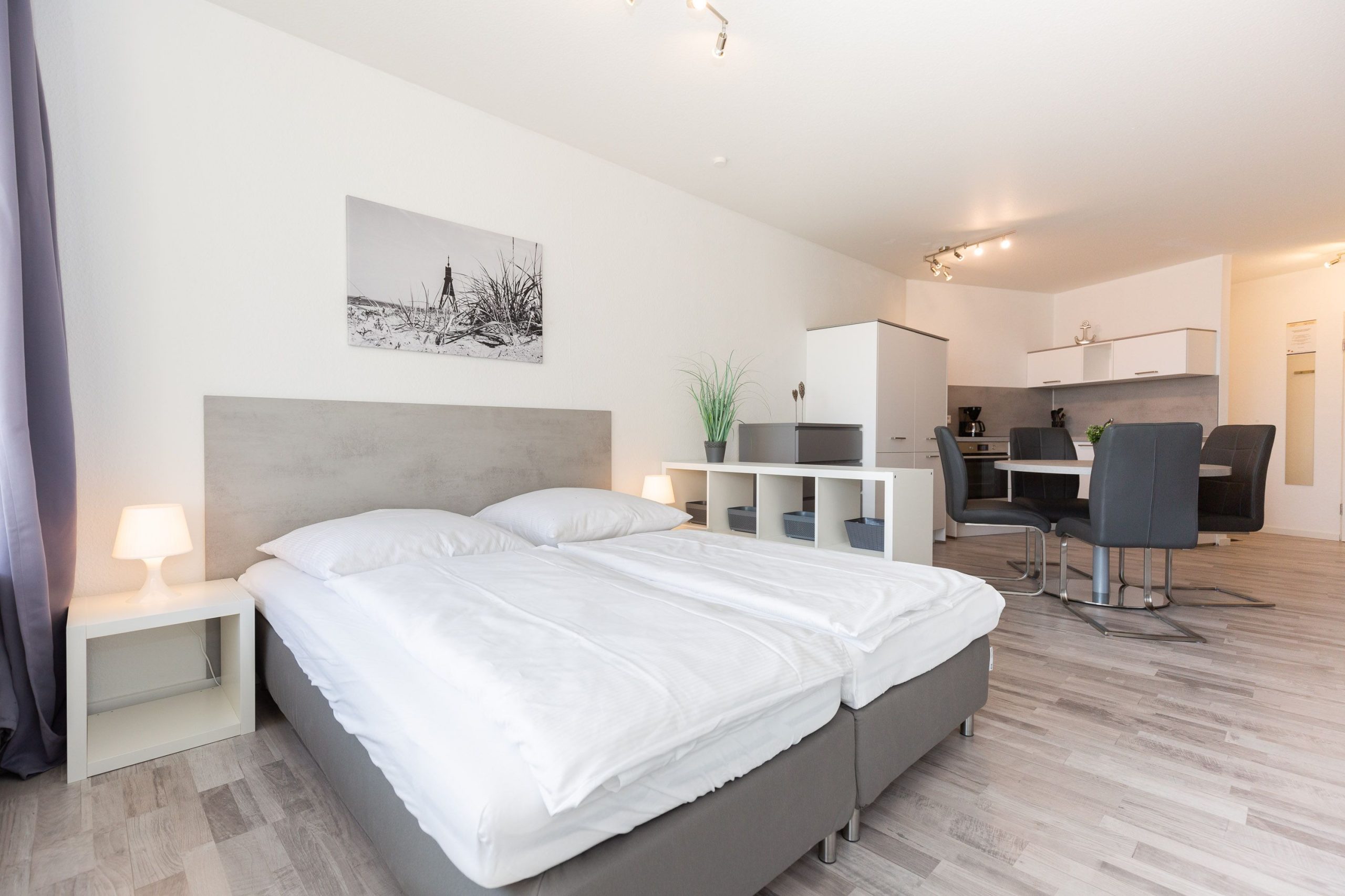 Doppelbett und Essbereich in Ferienwohnung in Cuxhaven