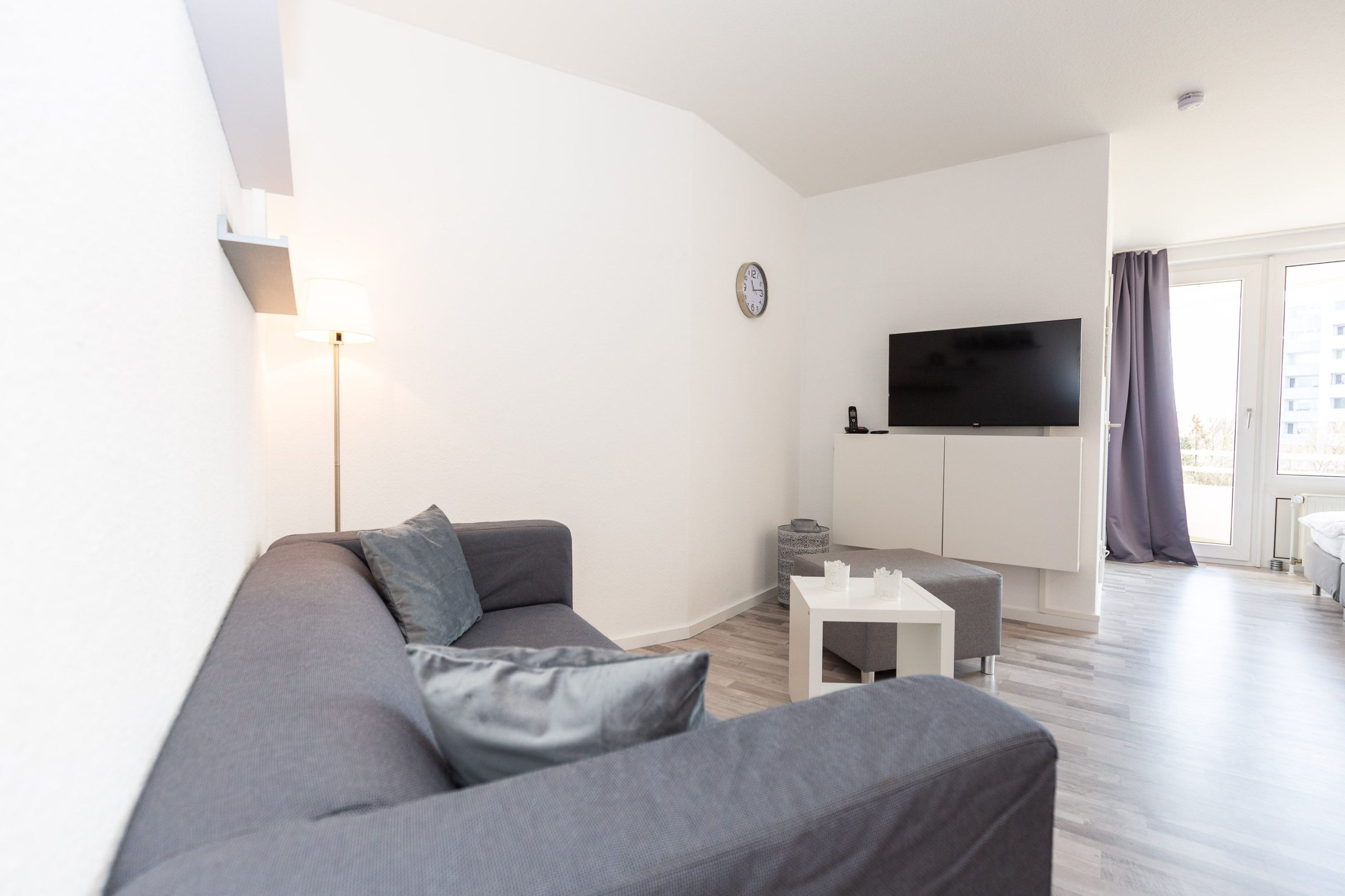Sofa und Fernseher in Ferienwohnung in Cuxhaven