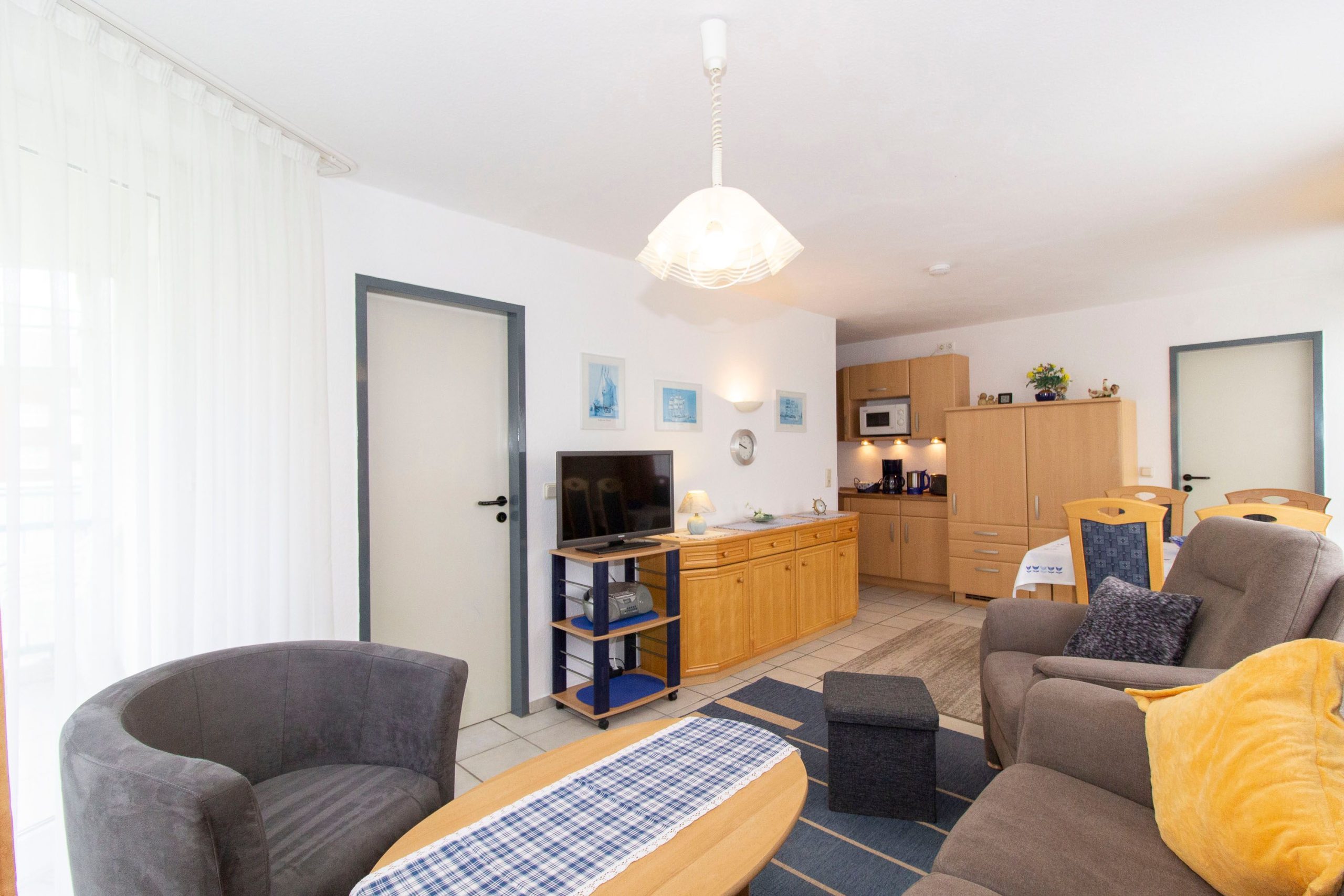 Wohnzimmer mit Sofa und Sessel in Ferienwohnung in Cuxhaven