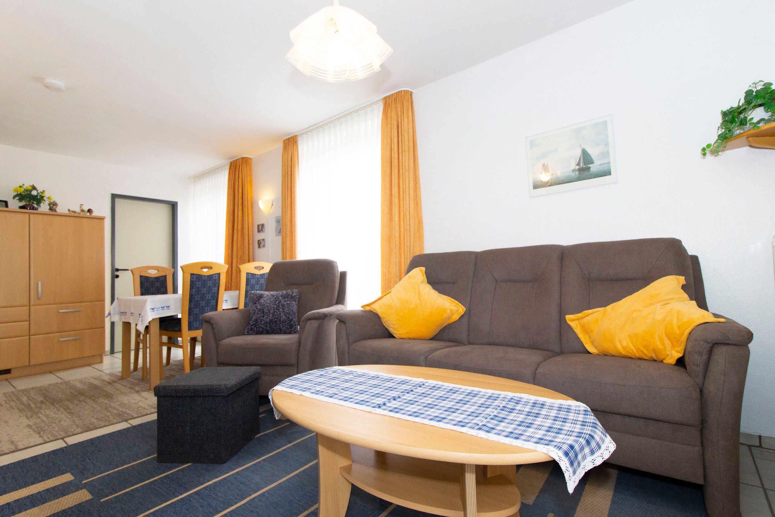 Sofa mit Couchtisch und Sessel in Ferienwohnung in Cuxhaven