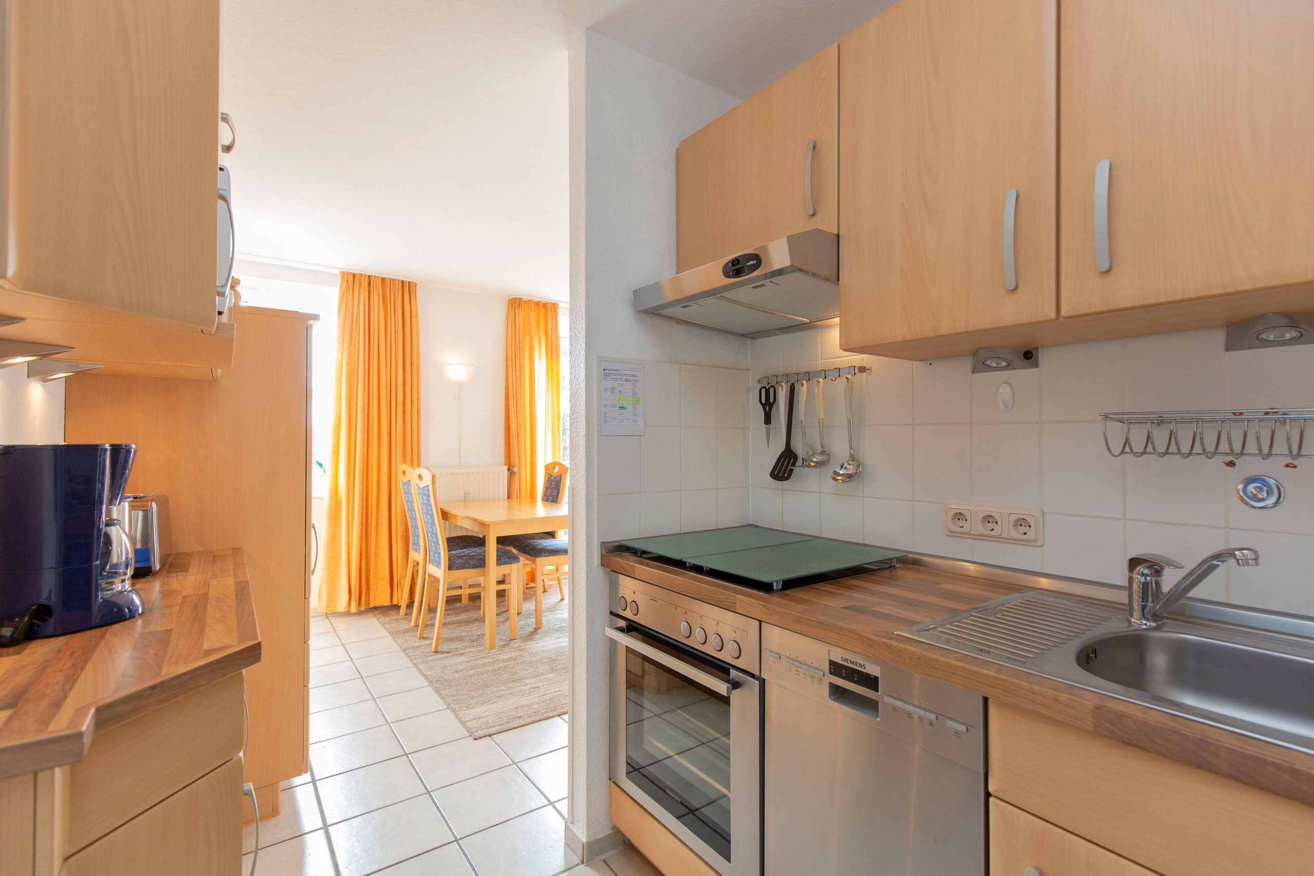 Küche mit Herd und Ofen in Ferienwohnung in Cuxhaven