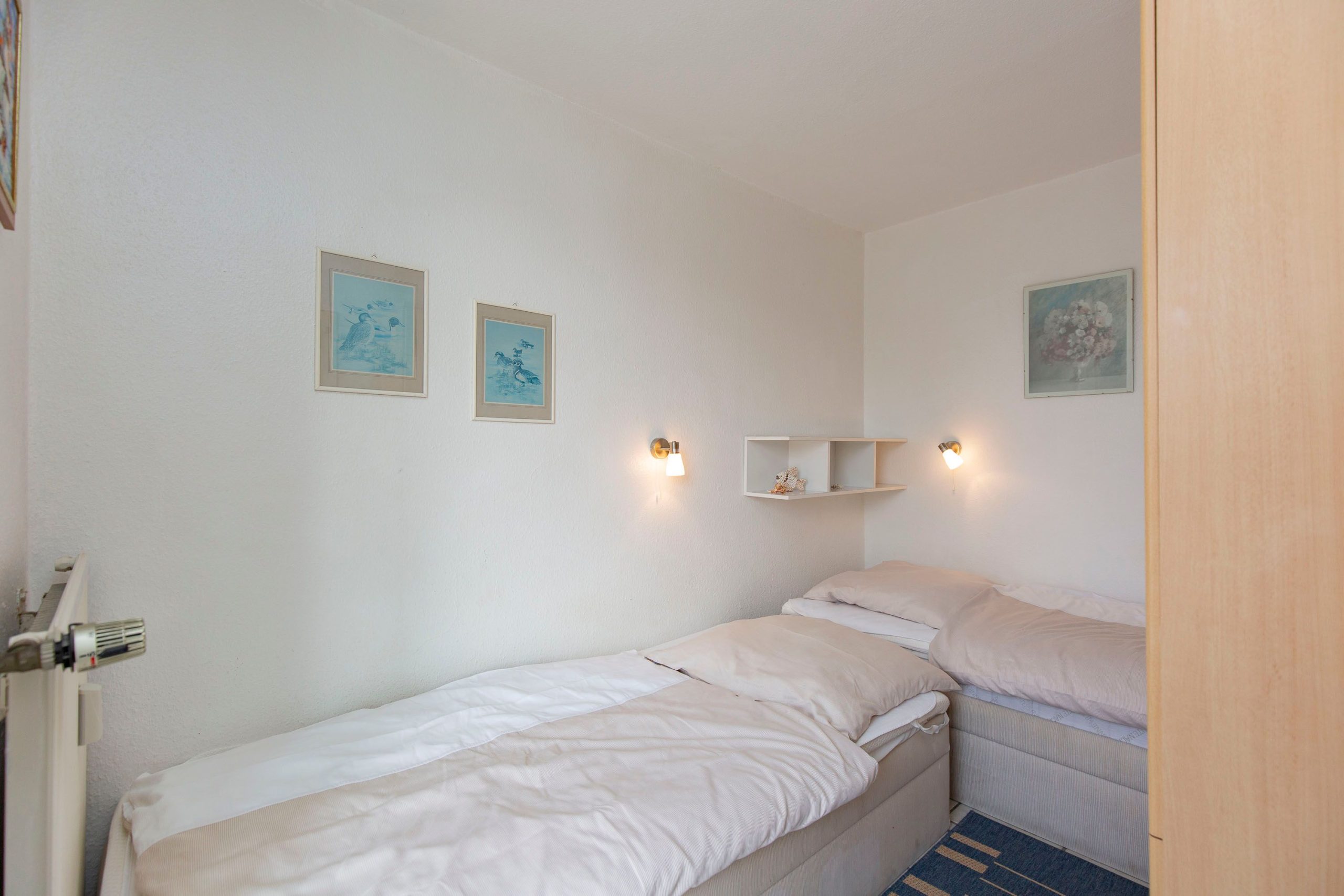 Schlafzimmer mit zwei Einzelbetten in Ferienwohnung in Cuxhaven