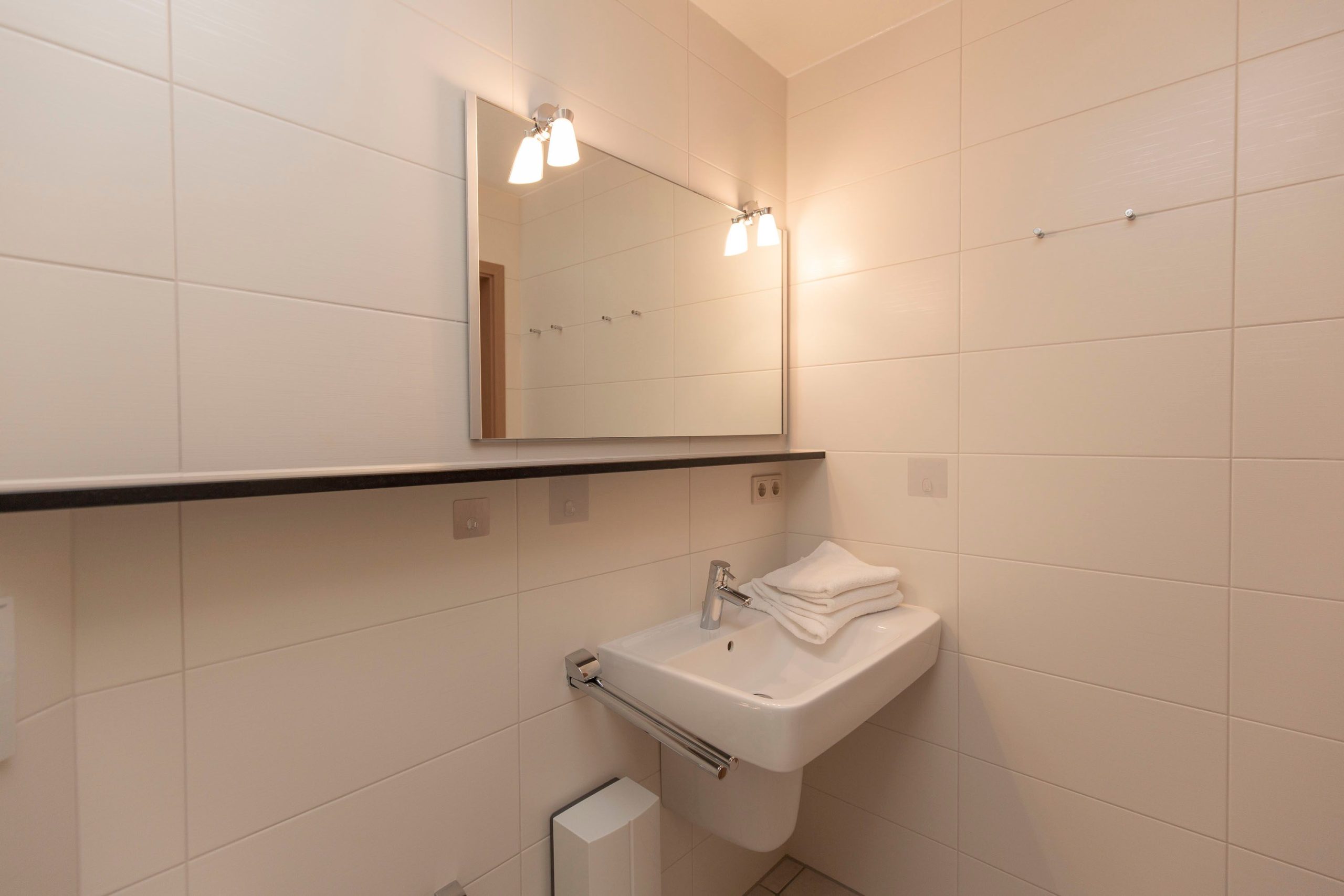 Badezimmer mit Spiegel in Ferienwohnung in Cuxhaven