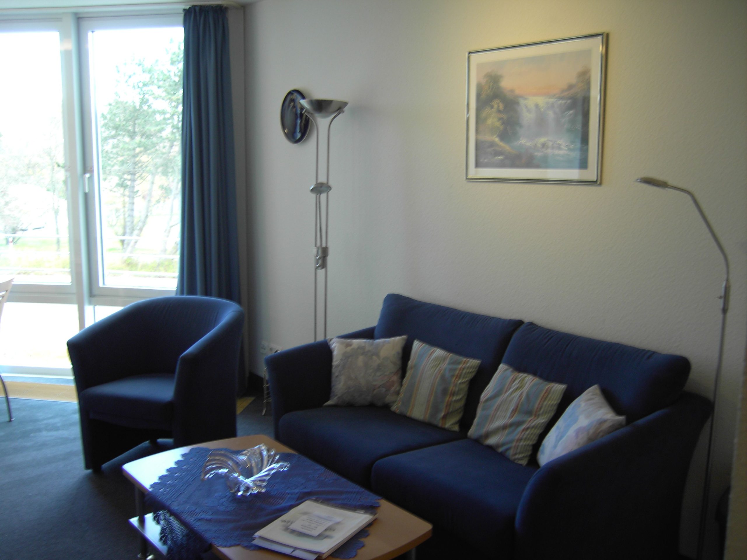 Wohnzimmer mit Sofa in Ferienwohnung in Cuxhaven