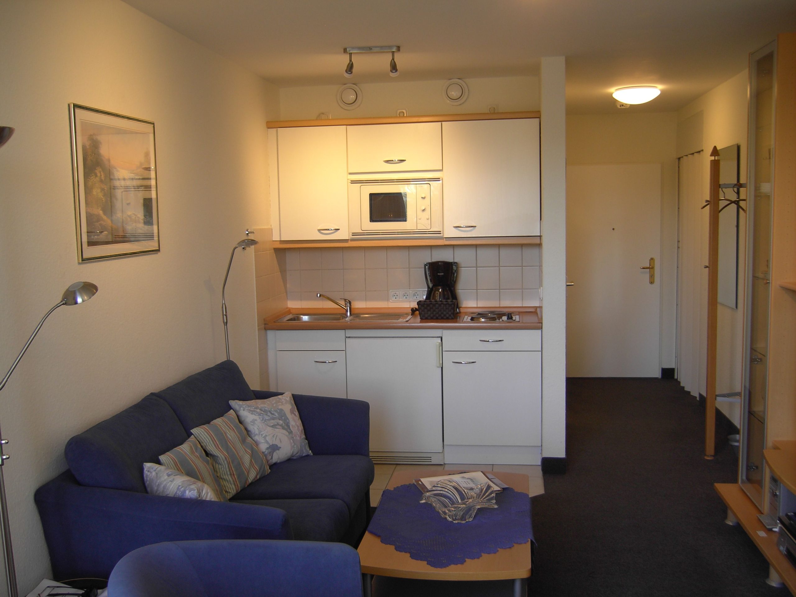 kleine Küche und Sofa in Ferienwohnung in Cuxhaven