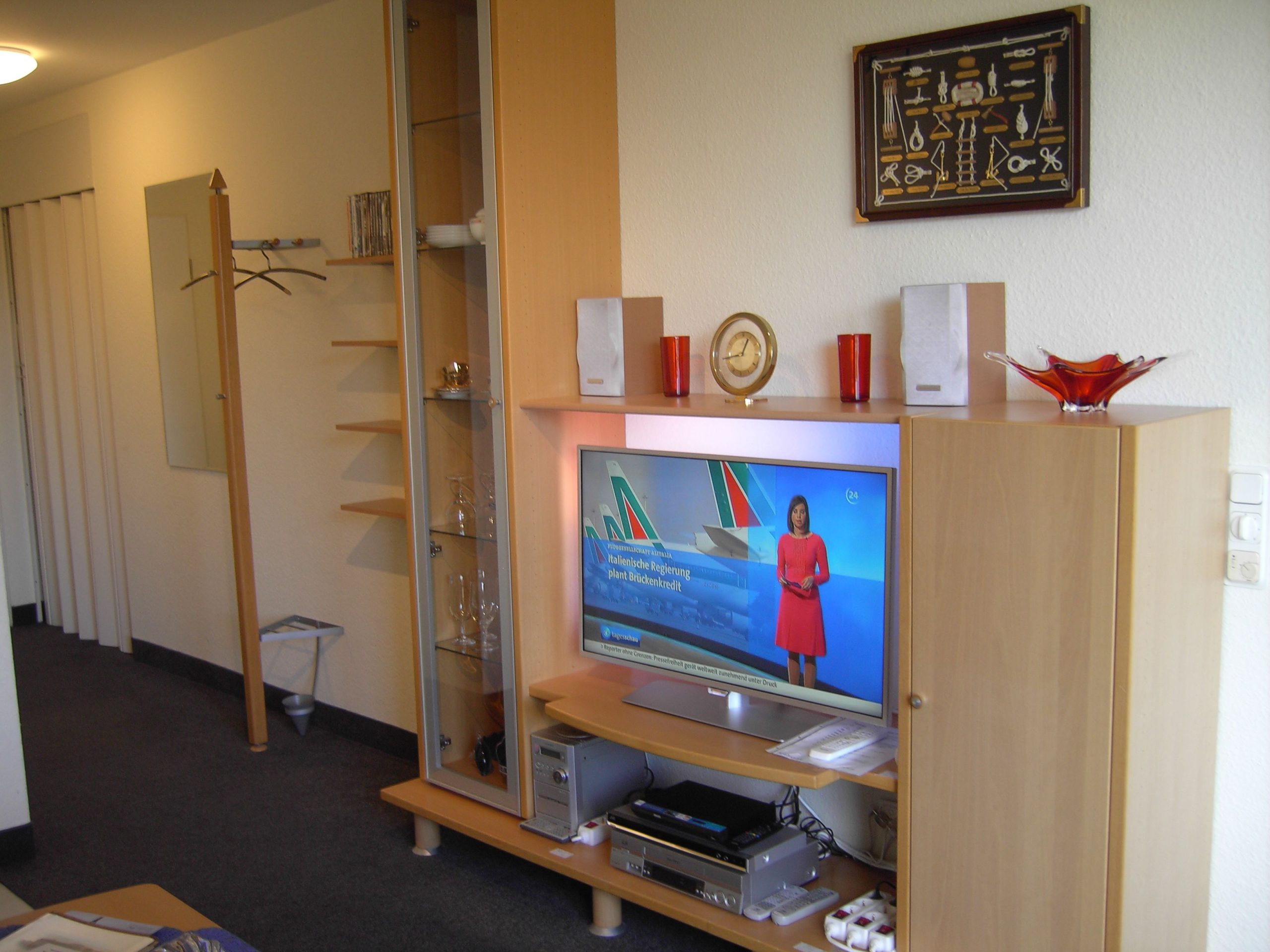 Fernseher und Vitrine in Ferienwohnung in Cuxhaven
