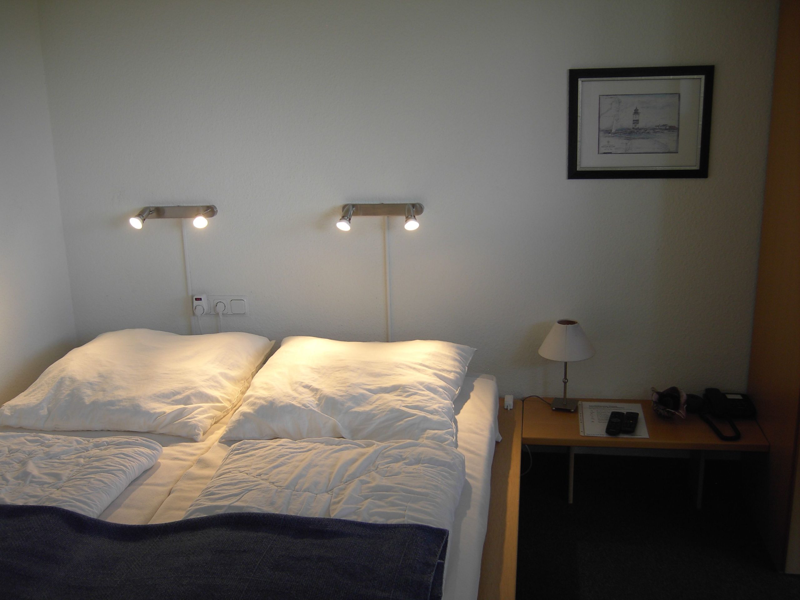 Schlafzimmer mit Doppelbett in Ferienwohnung in Cuxhaven