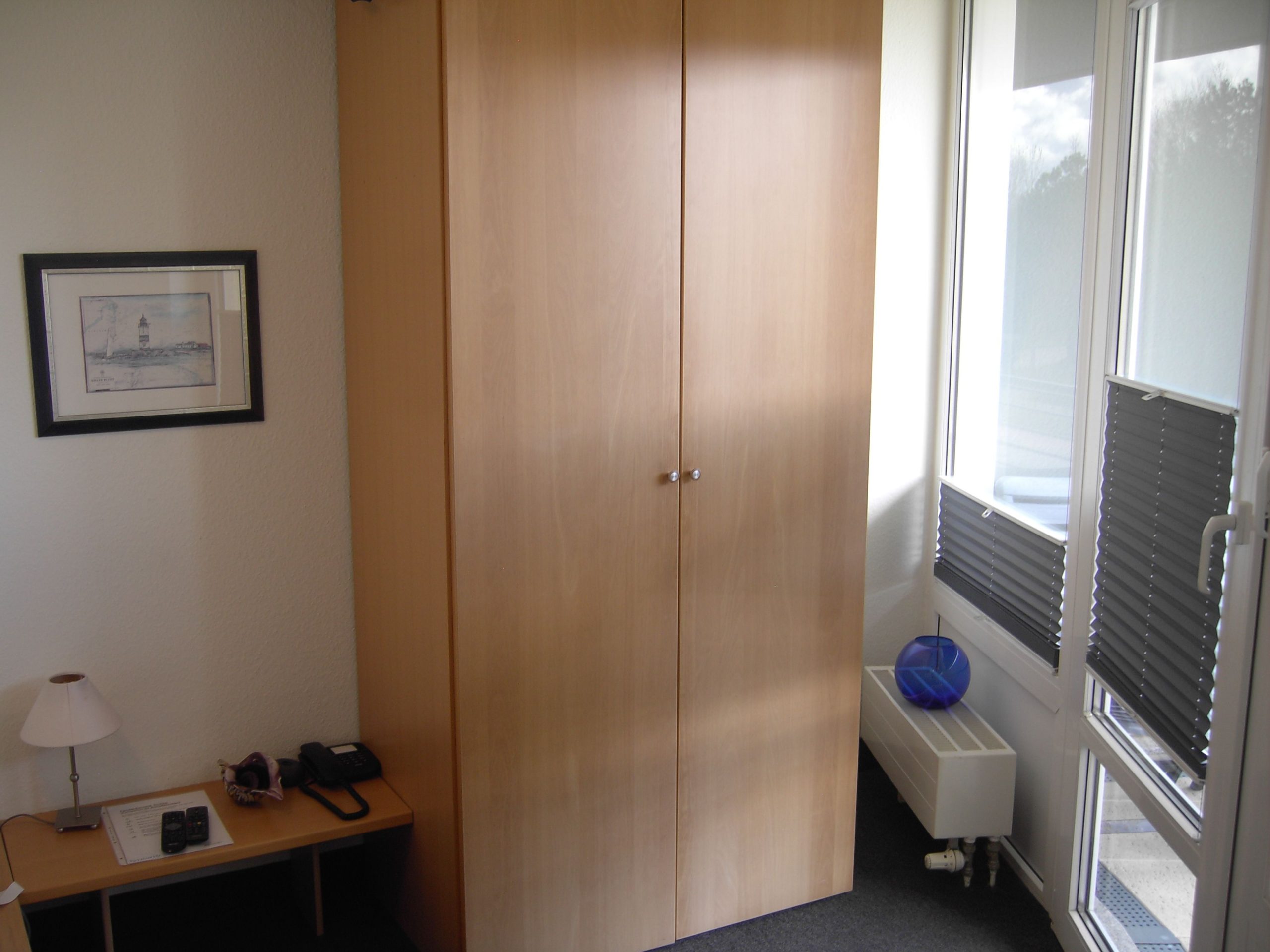 Schlafzimmer mit Kleiderschrank in Ferienwohnung in Cuxhaven