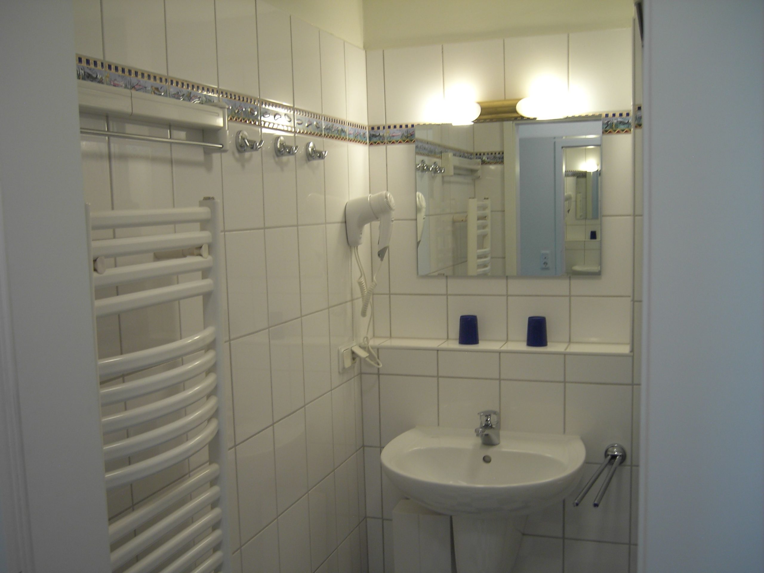 Badezimmer mit Föhn in Ferienwohnung in Cuxhaven