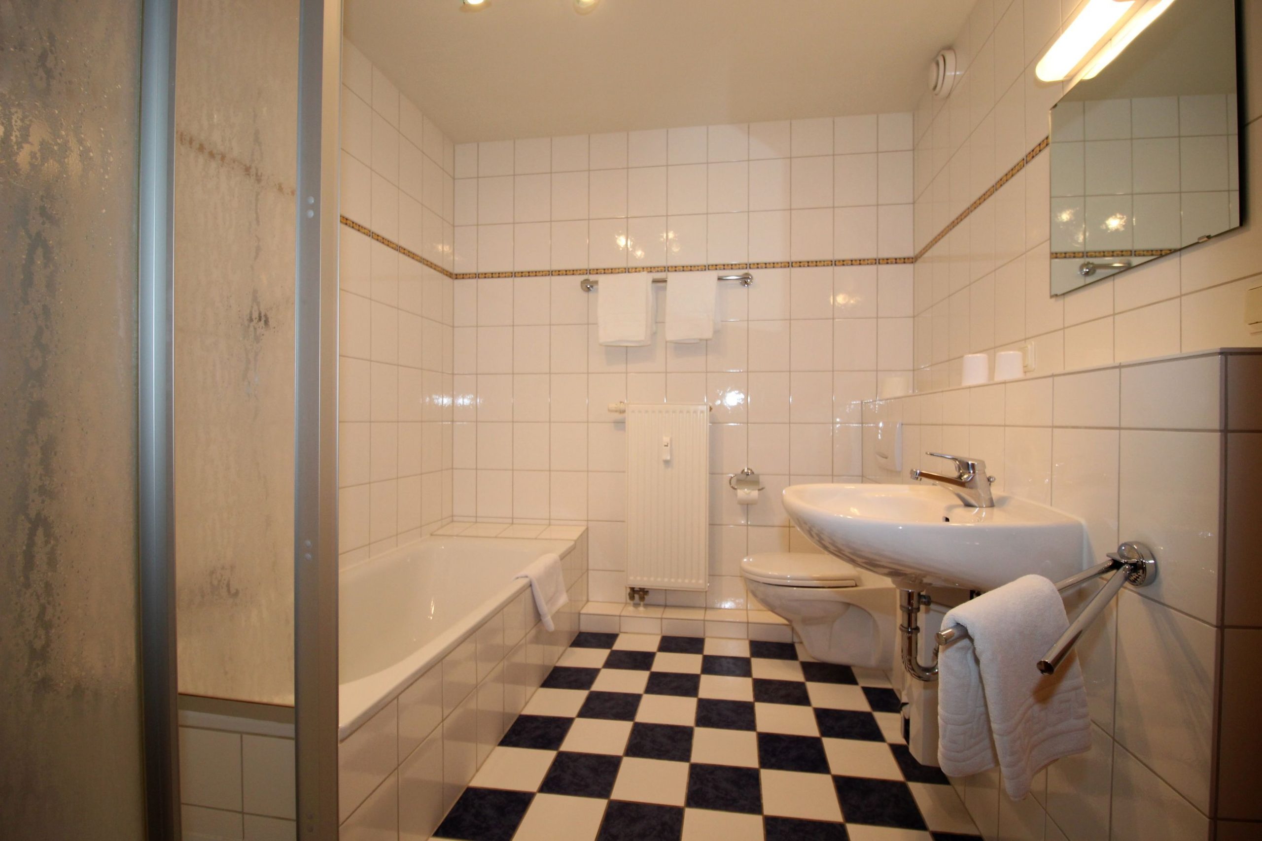 Badezimmer mit Badewanne in Ferienwohnung in Cuxhaven