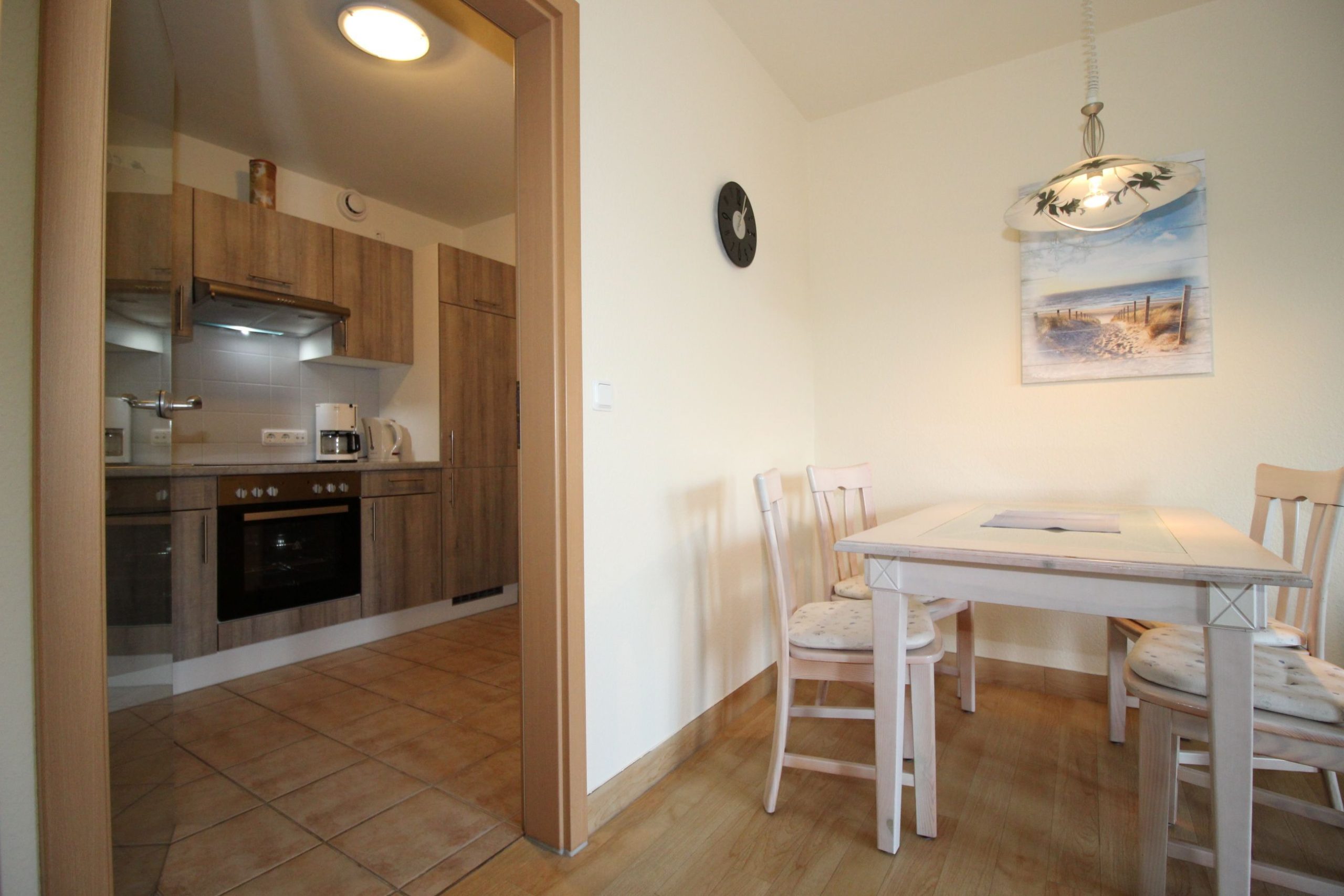 Esstisch und Küche in Ferienwohnung in Cuxhaven