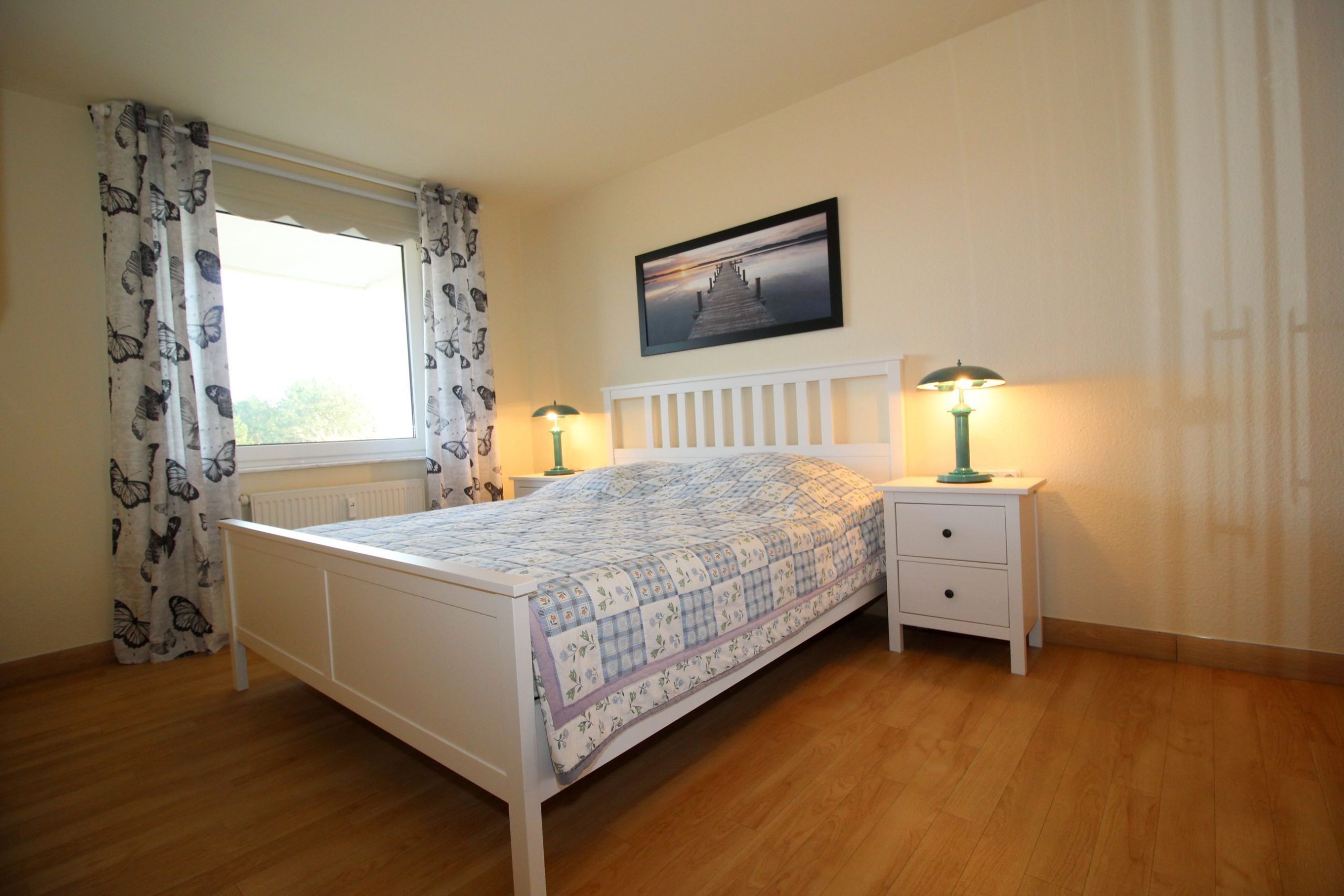 Schlafzimmer mit Doppelbett in Ferienwohnung in Cuxhaven